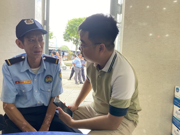 Bảo vệ ngân hàng bị đâm tử vong: Nhận lương mỗi tháng chưa đến 5 triệu đồng - Ảnh 4. Bảo vệ ngân hàng bị đâm tử vong: Nhận lương mỗi tháng chưa đến 5 triệu đồng - Ảnh 4.
