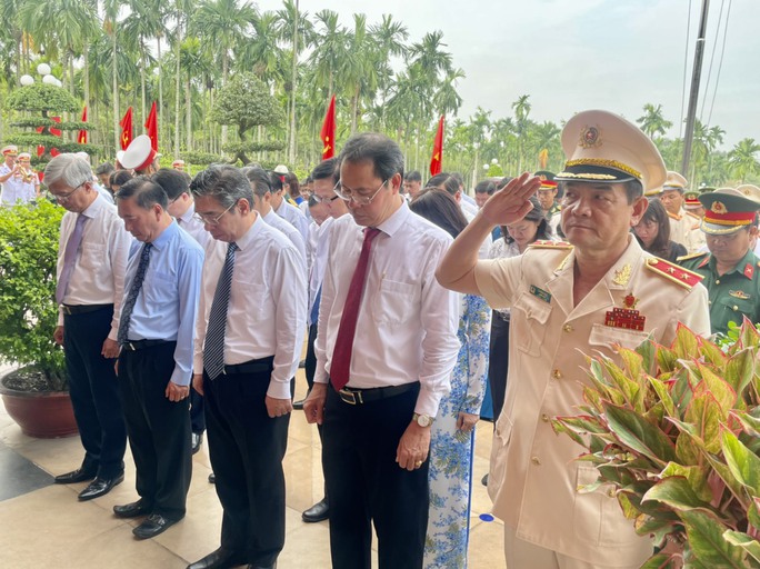 Lãnh đạo TP HCM tri ân các anh hùng, liệt sĩ trong Khởi nghĩa Nam Kỳ - Ảnh 2. Lãnh đạo TP HCM tri ân các anh hùng, liệt sĩ trong Khởi nghĩa Nam Kỳ - Ảnh 2.