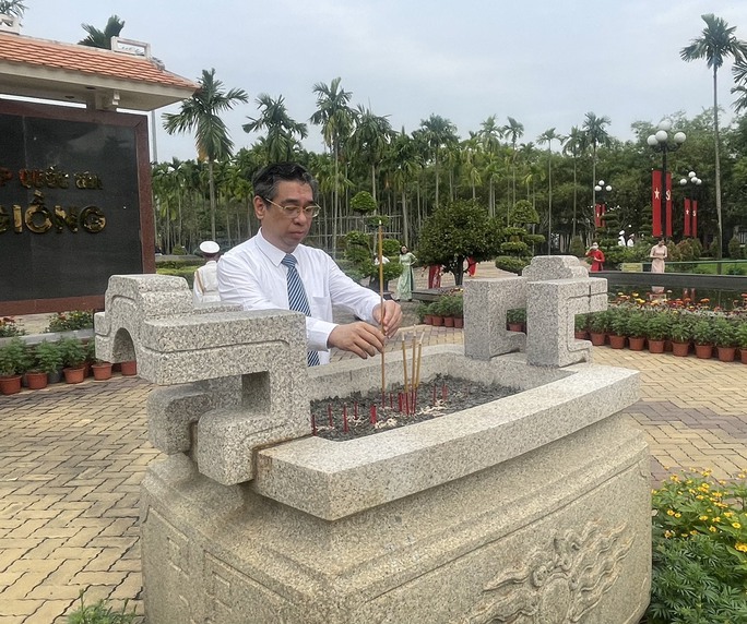Lãnh đạo TP HCM tri ân các anh hùng, liệt sĩ trong Khởi nghĩa Nam Kỳ - Ảnh 1. Lãnh đạo TP HCM tri ân các anh hùng, liệt sĩ trong Khởi nghĩa Nam Kỳ - Ảnh 1.