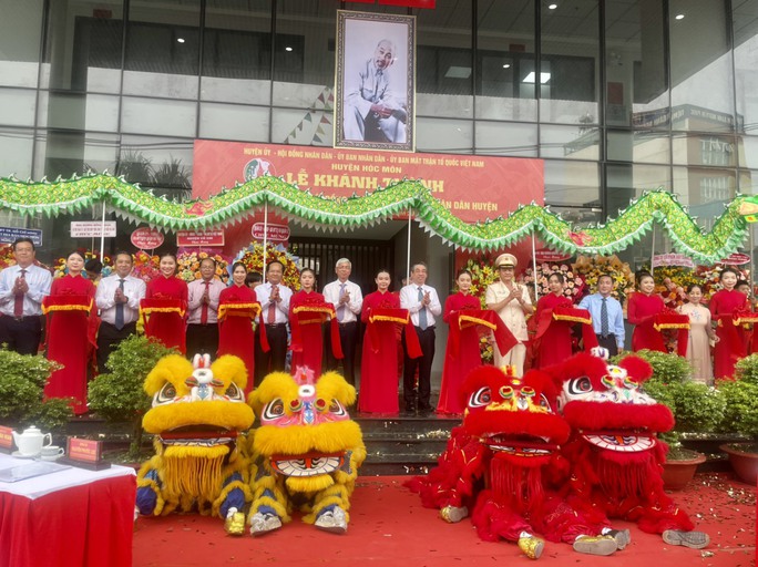 Lãnh đạo TP HCM dâng hoa, dâng hương kỷ niệm 83 năm Ngày Nam Kỳ Khởi Nghĩa - Ảnh 3. Lãnh đạo TP HCM dâng hoa, dâng hương kỷ niệm 83 năm Ngày Nam Kỳ Khởi Nghĩa - Ảnh 3.