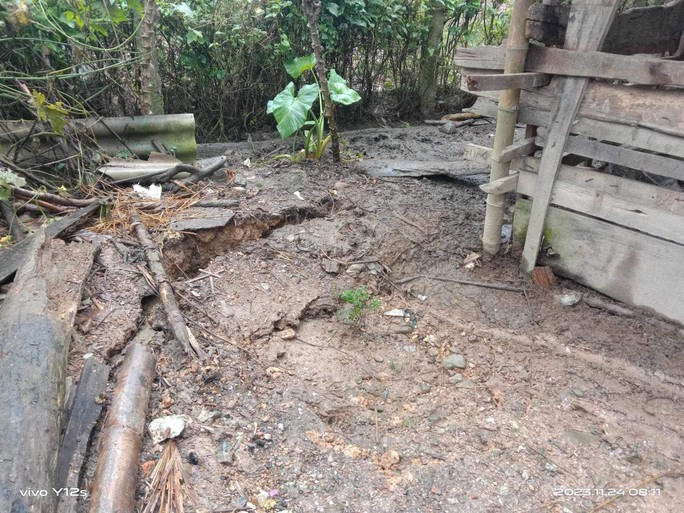 Hà Tĩnh: Người dân tháo chạy khi “hố tử thần” nuốt vườn, làm nứt nhà cửa - Ảnh 4.