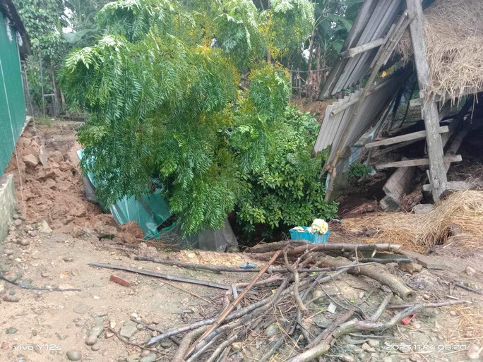 Hà Tĩnh: Người dân tháo chạy khi “hố tử thần” nuốt vườn, làm nứt nhà cửa - Ảnh 2.