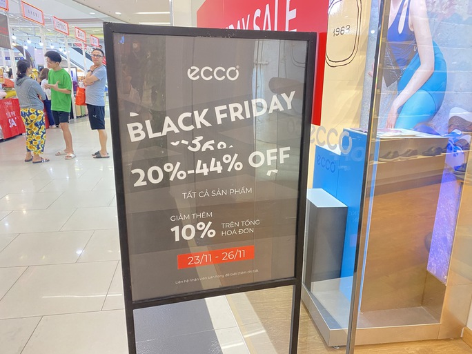 Dân văn phòng bỏ bữa trưa, đến trung tâm thương mại săn sale Black Friday - Ảnh 7.