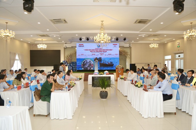 “Cùng ngư dân thắp sáng đèn trên biển” đến với ngư dân Bình Thuận - Ảnh 2. “Cùng ngư dân thắp sáng đèn trên biển” đến với ngư dân Bình Thuận - Ảnh 2.