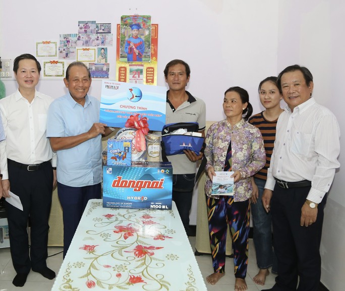 “Cùng ngư dân thắp sáng đèn trên biển” đến với ngư dân Bình Thuận - Ảnh 1. “Cùng ngư dân thắp sáng đèn trên biển” đến với ngư dân Bình Thuận - Ảnh 1.