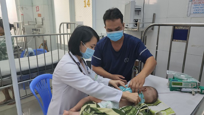 Bệnh hô hấp ở trẻ em tiếp tục gia tăng tại TP HCM - Ảnh 1. Bệnh hô hấp ở trẻ em tiếp tục gia tăng tại TP HCM - Ảnh 1.