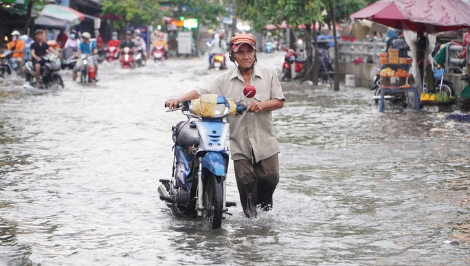 Mực nước lên nhanh, điểm danh hàng loạt tuyến đường ở TP HCM có nguy cơ bị ngập - Ảnh 1. Mực nước lên nhanh, điểm danh hàng loạt tuyến đường ở TP HCM có nguy cơ bị ngập - Ảnh 1.