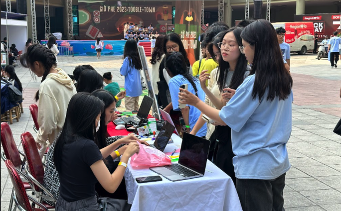 Học sinh Hà Nội gây quỹ cho trẻ em có hoàn cảnh khó khăn - Ảnh 4. Học sinh Hà Nội gây quỹ cho trẻ em có hoàn cảnh khó khăn - Ảnh 4.