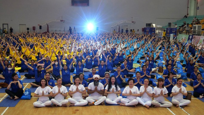 VIDEO: 650 mẹ bầu đồng diễn yoga tại TP HCM - Ảnh 1.