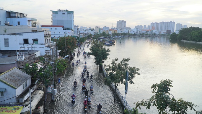 TP HCM: Triều cường dâng cao, người dân đi lại vất vả - Ảnh 11. TP HCM: Triều cường dâng cao, người dân đi lại vất vả - Ảnh 11.