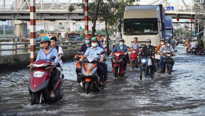 TP HCM: Triều cường dâng cao, người dân đi lại vất vả - Ảnh 1. TP HCM: Triều cường dâng cao, người dân đi lại vất vả - Ảnh 1.