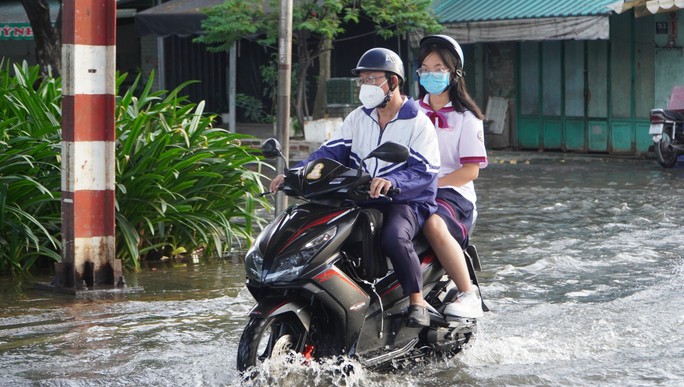 TP HCM: Triều cường dâng cao, người dân đi lại vất vả - Ảnh 7. TP HCM: Triều cường dâng cao, người dân đi lại vất vả - Ảnh 7.