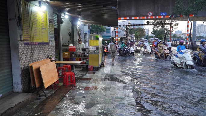 TP HCM: Triều cường dâng cao, người dân đi lại vất vả - Ảnh 5. TP HCM: Triều cường dâng cao, người dân đi lại vất vả - Ảnh 5.