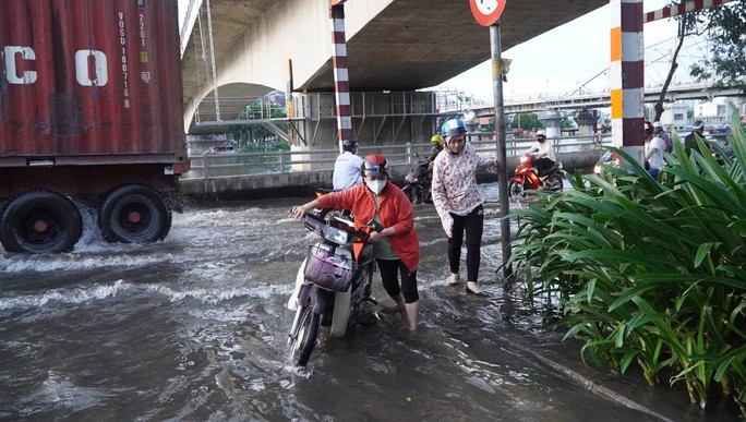 TP HCM: Triều cường dâng cao, người dân đi lại vất vả - Ảnh 4. TP HCM: Triều cường dâng cao, người dân đi lại vất vả - Ảnh 4.