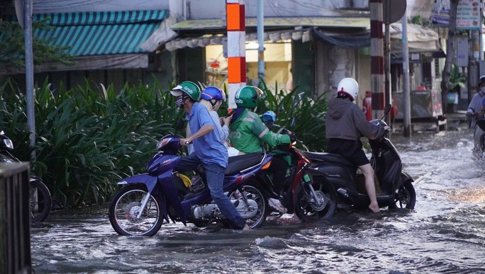 TP HCM: Triều cường dâng cao, người dân đi lại vất vả - Ảnh 10. TP HCM: Triều cường dâng cao, người dân đi lại vất vả - Ảnh 10.