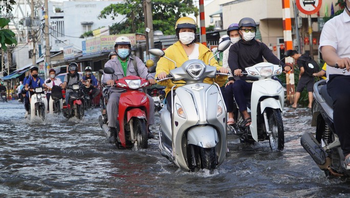 TP HCM: Triều cường dâng cao, người dân đi lại vất vả - Ảnh 13. TP HCM: Triều cường dâng cao, người dân đi lại vất vả - Ảnh 13.