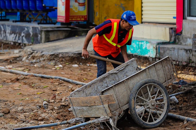 Cuối năm vỉa hè lại bị xới tung khiến người dân ngán ngẩm - Ảnh 6.