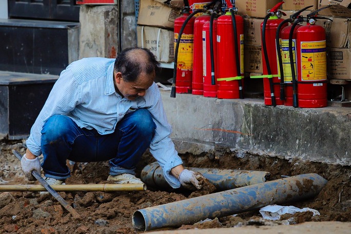 Cuối năm vỉa hè lại bị xới tung khiến người dân ngán ngẩm - Ảnh 9.