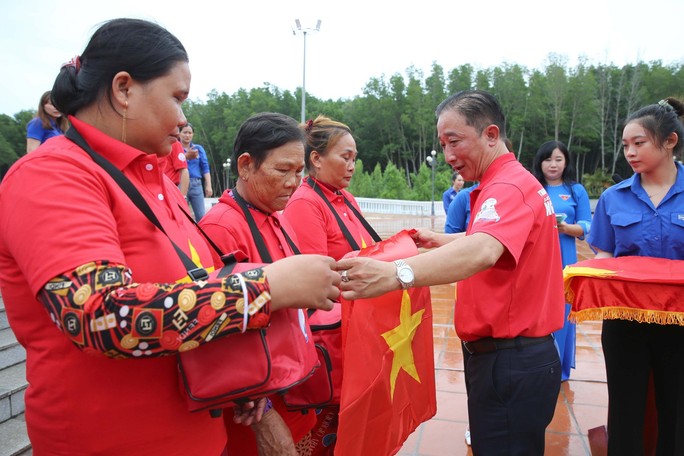 Thêm tuyến Đường cờ Tổ quốc và nhiều hoạt động nhân văn tại Cà Mau - Ảnh 4.