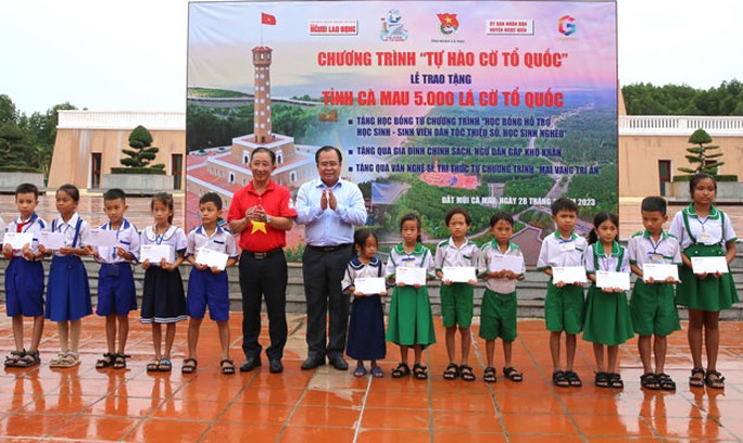 CHƯƠNG TRÌNH TỰ HÀO CỜ TỔ QUỐC: Vượt mốc 2 triệu lá cờ - Ảnh 2.