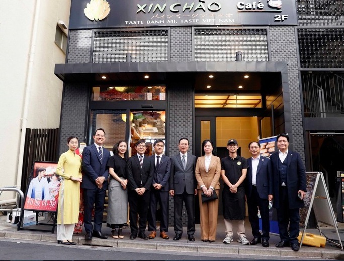 Chủ tịch nước Võ Văn Thưởng và Thống đốc Tokyo thăm nhà hàng bánh mì Xin chào - Ảnh 3. Chủ tịch nước Võ Văn Thưởng và Thống đốc Tokyo thăm nhà hàng bánh mì Xin chào - Ảnh 3.