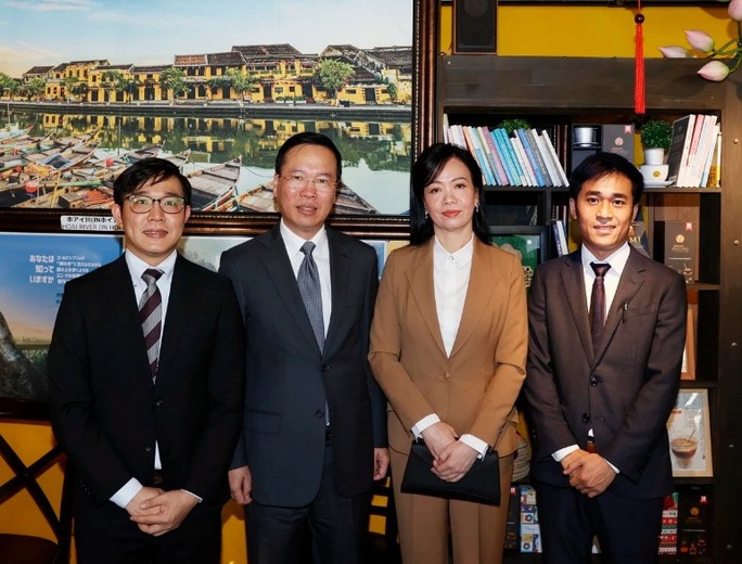Chủ tịch nước Võ Văn Thưởng và Thống đốc Tokyo thăm nhà hàng bánh mì Xin chào - Ảnh 4. Chủ tịch nước Võ Văn Thưởng và Thống đốc Tokyo thăm nhà hàng bánh mì Xin chào - Ảnh 4.