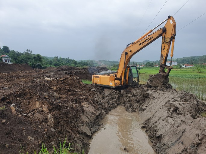 Chạy đua trả lại kênh mương bị vùi lấp khi làm đường cao tốc - Ảnh 1. Chạy đua trả lại kênh mương bị vùi lấp khi làm đường cao tốc - Ảnh 1.