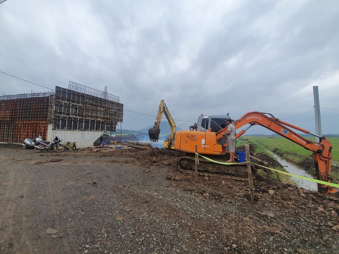 Chạy đua trả lại kênh mương bị vùi lấp khi làm đường cao tốc - Ảnh 2. Chạy đua trả lại kênh mương bị vùi lấp khi làm đường cao tốc - Ảnh 2.