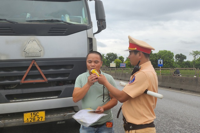 Thanh Hóa xử phạt gần 54 tỉ đồng vi phạm nồng độ cồn - Ảnh 1. Thanh Hóa xử phạt gần 54 tỉ đồng vi phạm nồng độ cồn - Ảnh 1.