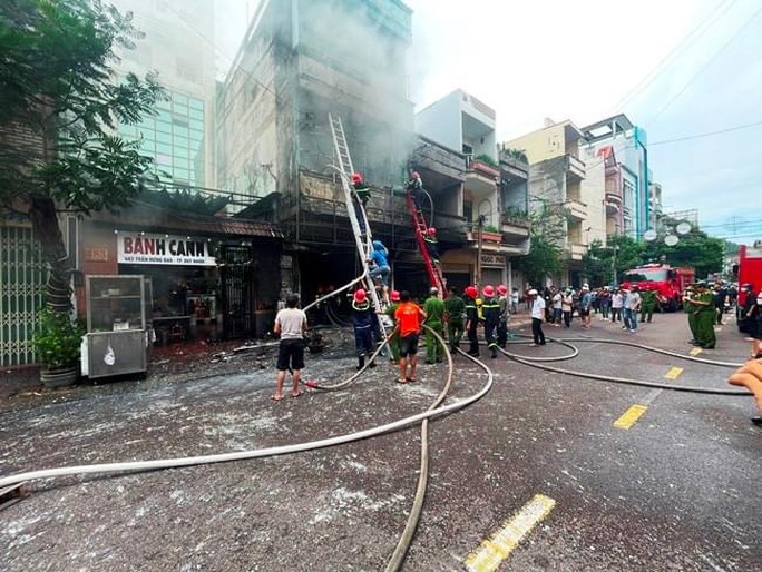 Cháy lớn tại một cửa hàng bán nệm, vải rèm giữa phố biển Quy Nhơn - Ảnh 1. Cháy lớn tại một cửa hàng bán nệm, vải rèm giữa phố biển Quy Nhơn - Ảnh 1.