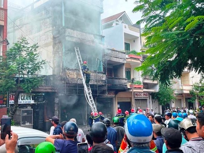 Cháy lớn tại một cửa hàng bán nệm, vải rèm giữa phố biển Quy Nhơn - Ảnh 3. Cháy lớn tại một cửa hàng bán nệm, vải rèm giữa phố biển Quy Nhơn - Ảnh 3.
