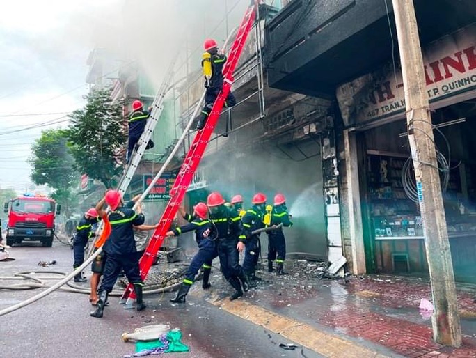 Cháy lớn tại một cửa hàng bán nệm, vải rèm giữa phố biển Quy Nhơn - Ảnh 4. Cháy lớn tại một cửa hàng bán nệm, vải rèm giữa phố biển Quy Nhơn - Ảnh 4.