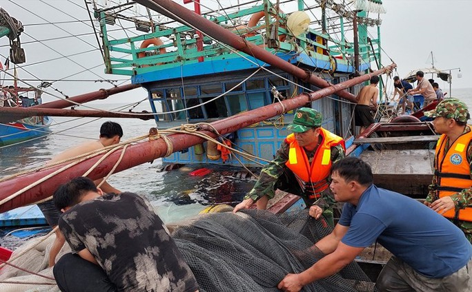 Tàu cá đâm vào rạn đá, 3 ngư dân rơi xuống biển Quảng Bình - Ảnh 1.