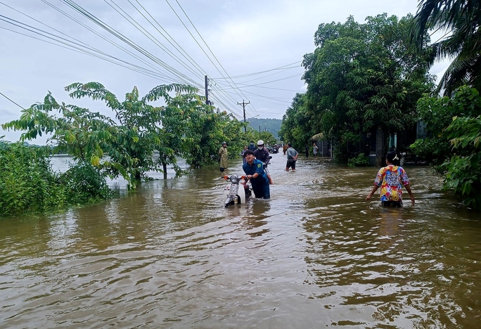 An Giang: Mưa dông nguy hiểm, hàng trăm nhà bị sập - Ảnh 6.