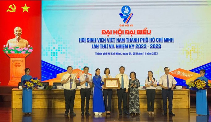 Hội Sinh viên TP HCM nhận Huân chương Lao động hạng ba - Ảnh 1. Hội Sinh viên TP HCM nhận Huân chương Lao động hạng ba - Ảnh 1.