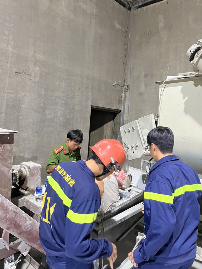 CLIP: Giây phút nghẹt thở cứu nam công nhân bị kẹt trong máy trộn bột xi măng - Ảnh 3.
