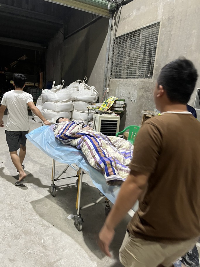 CLIP: Giây phút nghẹt thở cứu nam công nhân bị kẹt trong máy trộn bột xi măng - Ảnh 6.