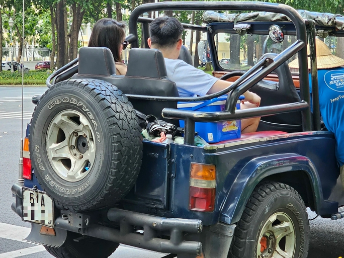 Phát hiện bất ngờ từ xe jeep chở khách ở trung tâm TP HCM - Ảnh 1. Phát hiện bất ngờ từ xe jeep chở khách ở trung tâm TP HCM - Ảnh 1.