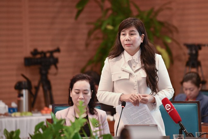 Vì sao nữ phó chủ tịch quận đã nghỉ công tác vẫn ký nhiều văn bản? - Ảnh 1. Vì sao nữ phó chủ tịch quận đã nghỉ công tác vẫn ký nhiều văn bản? - Ảnh 1.