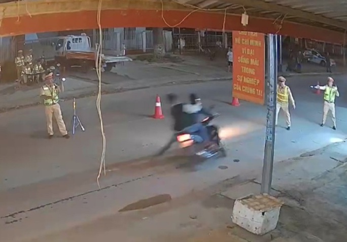 VIDEO: Lao xe máy vào tổ CSGT kiểm tra nồng độ cồn, 1 đại úy bị thương - Ảnh 3. VIDEO: Lao xe máy vào tổ CSGT kiểm tra nồng độ cồn, 1 đại úy bị thương - Ảnh 3.