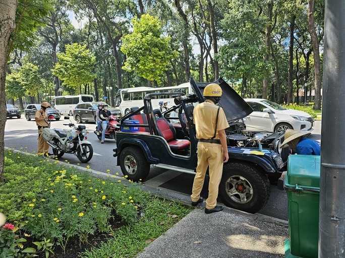 Phát hiện bất ngờ từ xe jeep chở khách ở trung tâm TP HCM - Ảnh 2. Phát hiện bất ngờ từ xe jeep chở khách ở trung tâm TP HCM - Ảnh 2.
