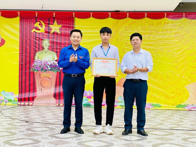 Khen thưởng nam sinh lớp 12 dũng cảm cứu người trong nước lũ - Ảnh 1.