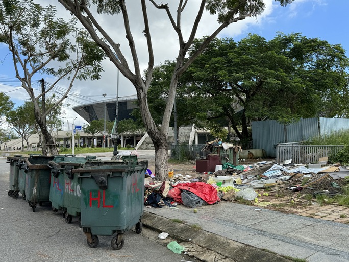Cảnh nhếch nhác ở dĩa bay giữa lòng Đà Nẵng - Ảnh 2. Cảnh nhếch nhác ở dĩa bay giữa lòng Đà Nẵng - Ảnh 2.