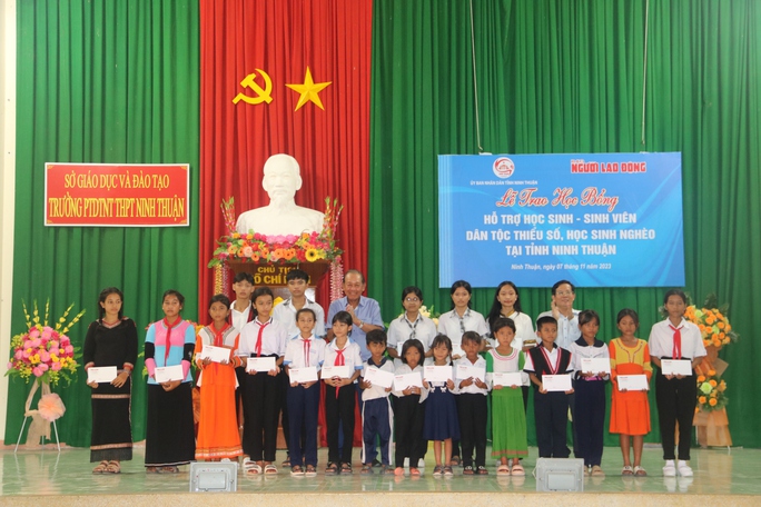 Trao 100 học bổng cho học sinh, sinh viên dân tộc thiểu số Ninh Thuận - Ảnh 3. Trao 100 học bổng cho học sinh, sinh viên dân tộc thiểu số Ninh Thuận - Ảnh 3.