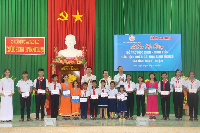 Trao 100 học bổng cho học sinh, sinh viên dân tộc thiểu số Ninh Thuận - Ảnh 8. Trao 100 học bổng cho học sinh, sinh viên dân tộc thiểu số Ninh Thuận - Ảnh 8.