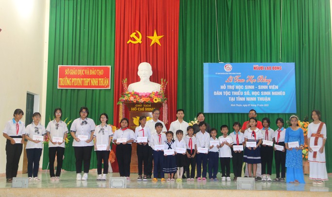 Trao 100 học bổng cho học sinh, sinh viên dân tộc thiểu số Ninh Thuận - Ảnh 9. Trao 100 học bổng cho học sinh, sinh viên dân tộc thiểu số Ninh Thuận - Ảnh 9.