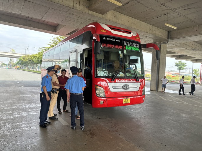 CLIP: Đồng loạt kiểm tra bãi xe Phương Trang, Thuận Thảo, Việt Tân Phát tại TP HCM - Ảnh 5. CLIP: Đồng loạt kiểm tra bãi xe Phương Trang, Thuận Thảo, Việt Tân Phát tại TP HCM - Ảnh 5.