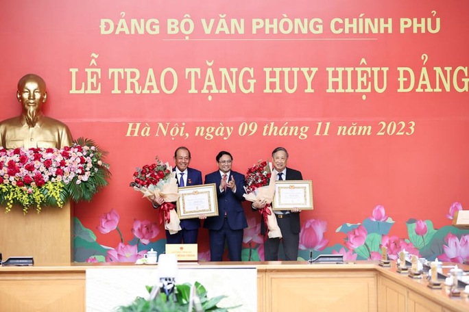 Trao danh hiệu cao quý tặng nguyên Phó Thủ tướng Thường trực Trương Hòa Bình và nguyên Phó Thủ tướng Phạm Gia Khiêm - Ảnh 1. Trao danh hiệu cao quý tặng nguyên Phó Thủ tướng Thường trực Trương Hòa Bình và nguyên Phó Thủ tướng Phạm Gia Khiêm - Ảnh 1.