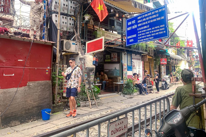 Đường sắt tiếp tục đề nghị sớm giải tỏa tụ điểm cà phê đường tàu - Ảnh 2. Đường sắt tiếp tục đề nghị sớm giải tỏa tụ điểm cà phê đường tàu - Ảnh 2.