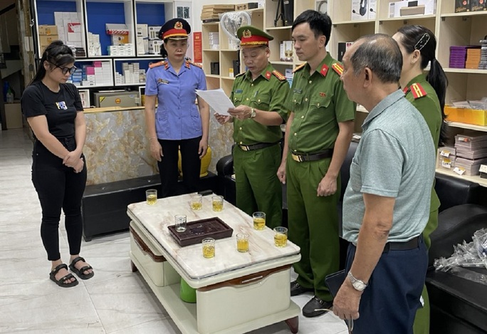 Phá đường dây buôn lậu hàng chục tỉ đồng linh kiện điện thoại từ Trung Quốc - Ảnh 1. Phá đường dây buôn lậu hàng chục tỉ đồng linh kiện điện thoại từ Trung Quốc - Ảnh 1.